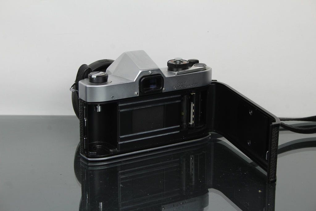 Rolleiflex SL35 + 50mm f/1.8 Rollei QBM lens