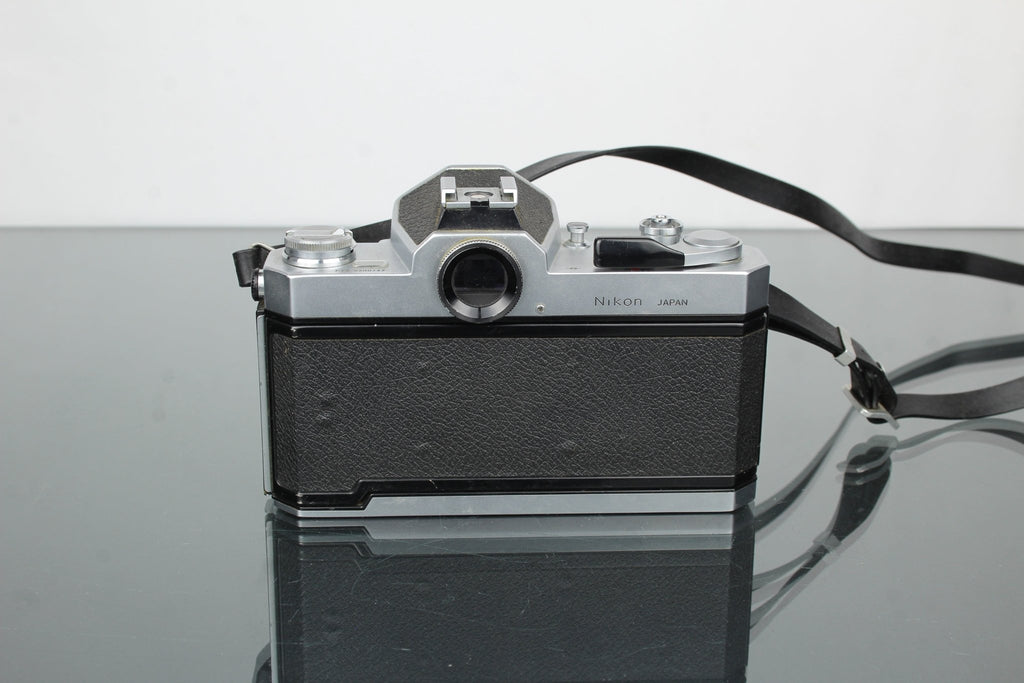 Nikkormat + Nikkor - H Auto 1:1.8 f=85mm - Dutch|Thrift