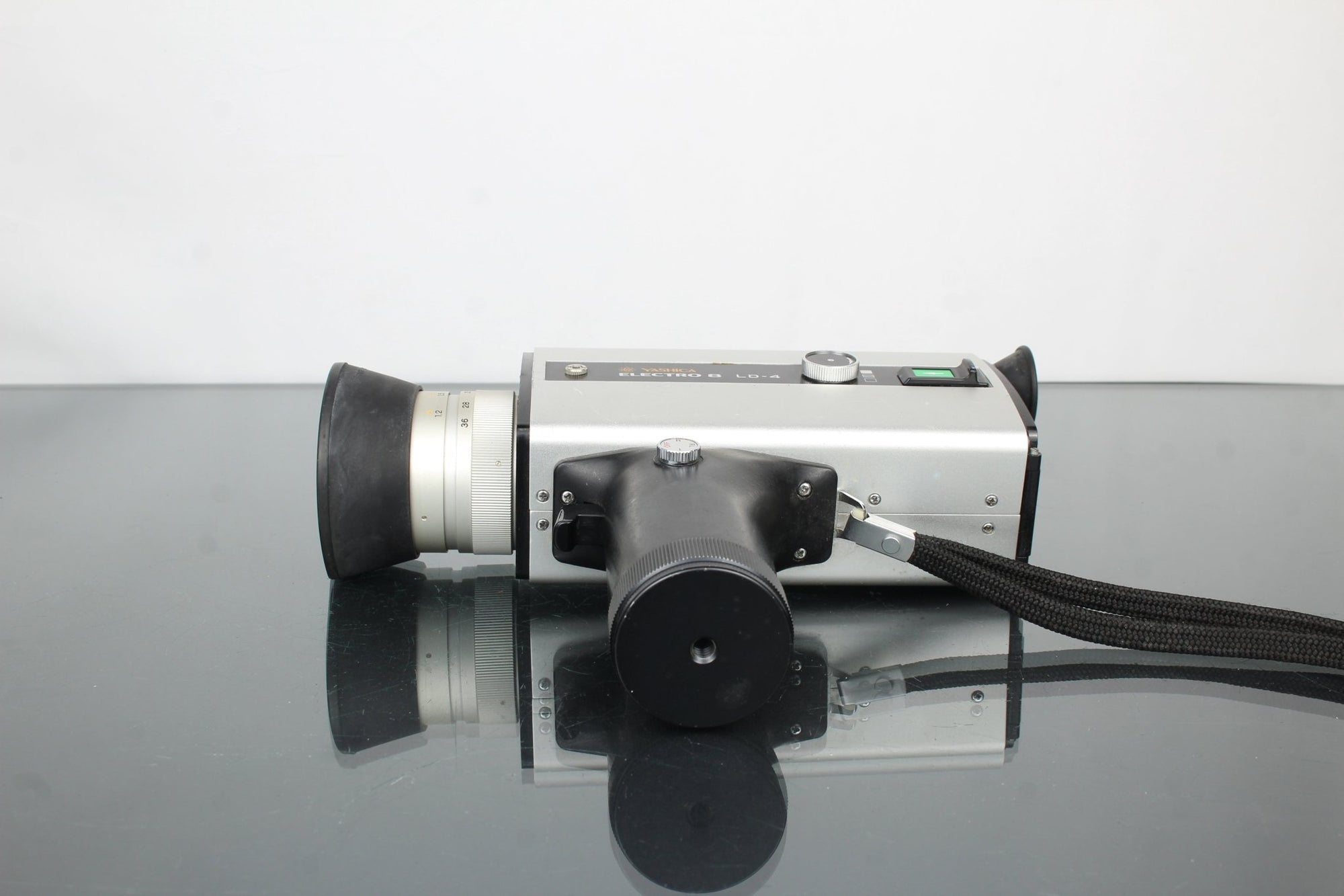 Yashica Electro 8 LO - 4 - Dutch|Thrift