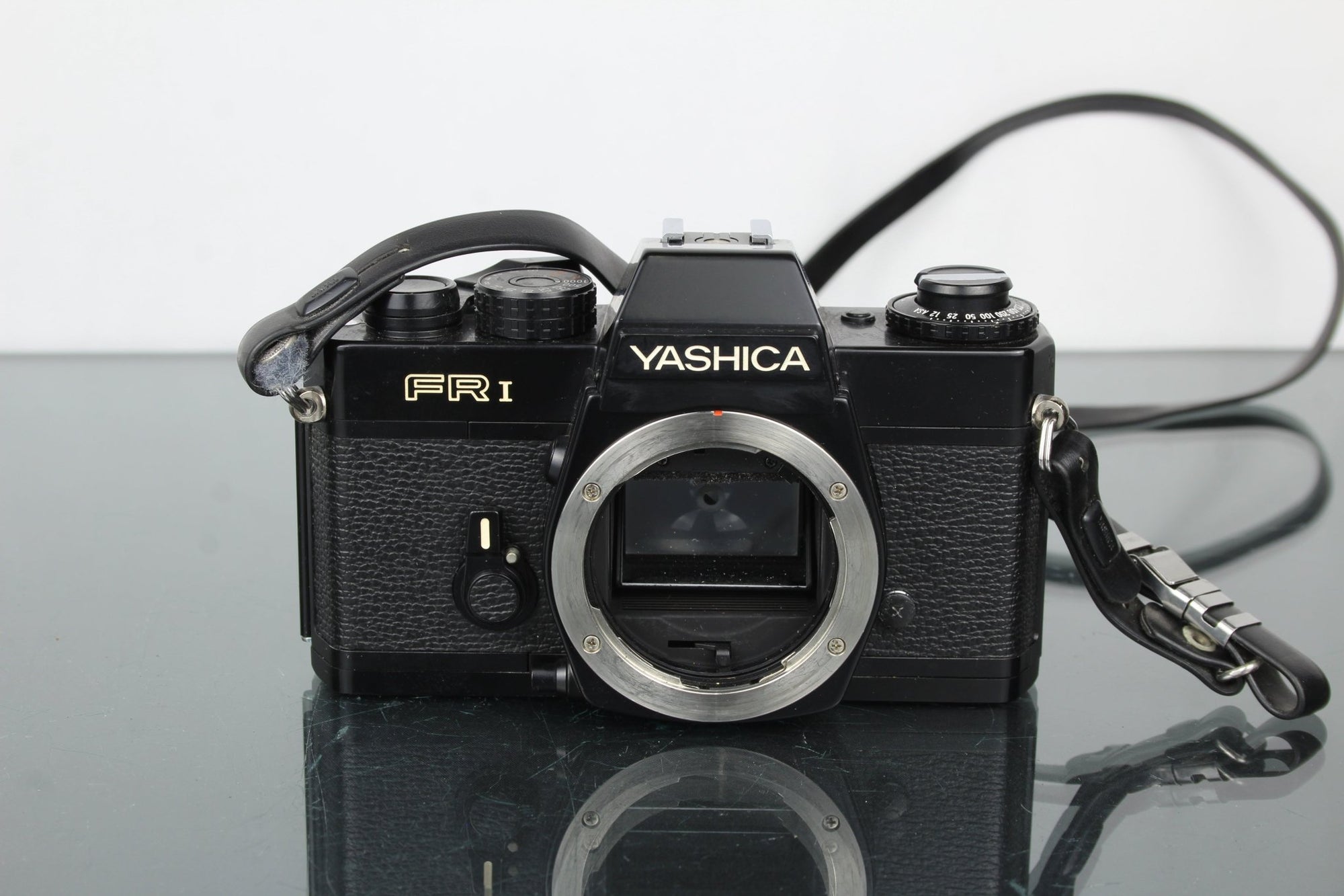 Yashica FR 1 - Dutch|Thrift